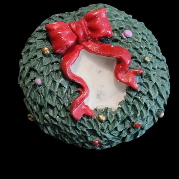 Resin Christmas Wreath Lapel Pin With Red Bow & Gold Details 1" - Picture 3 of 4
